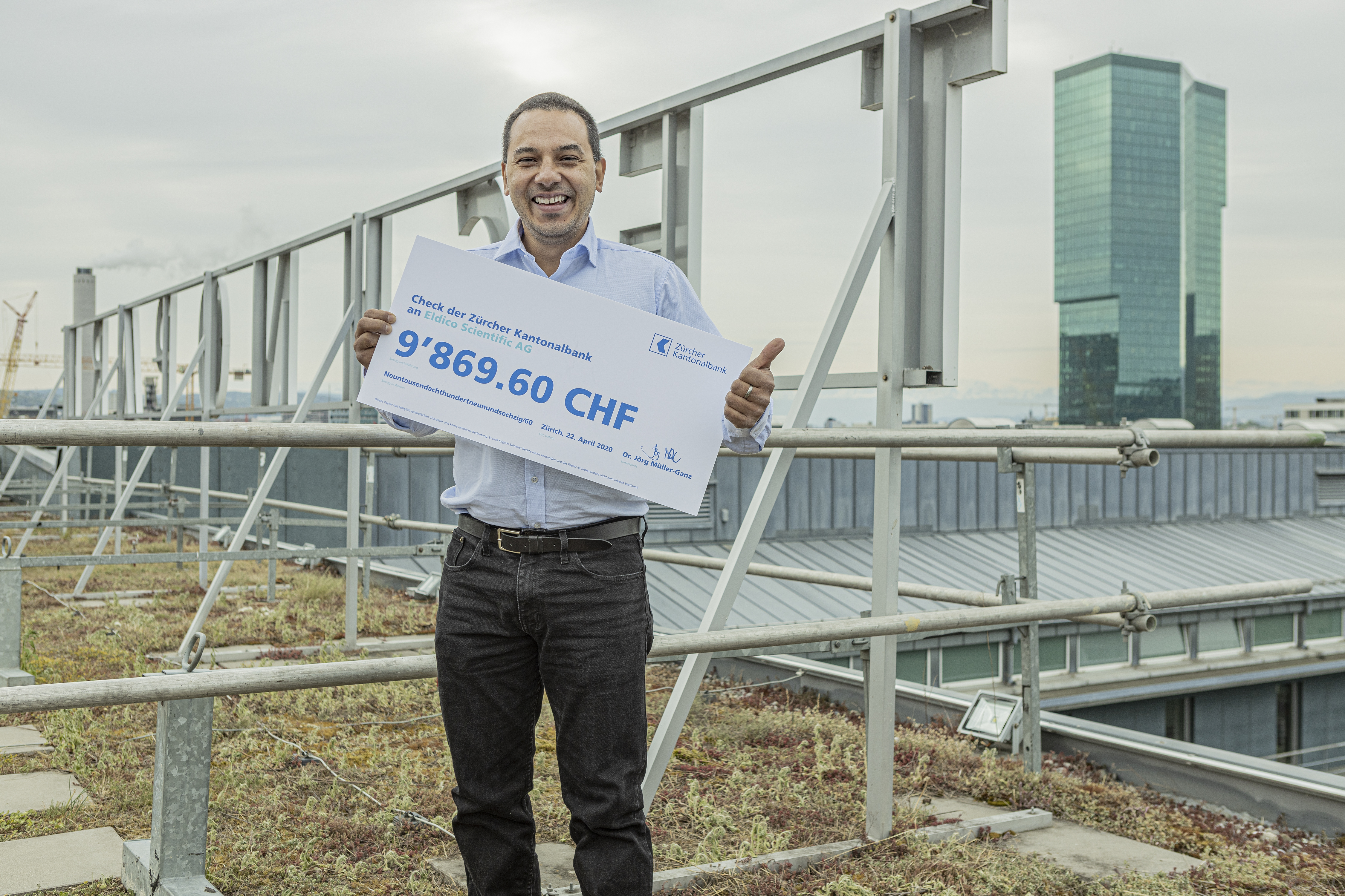 Most welcome: Dr. Gustavo Santiso-Quinones, ELDICO’S Chief Scientific Officer with the ZKB cheque